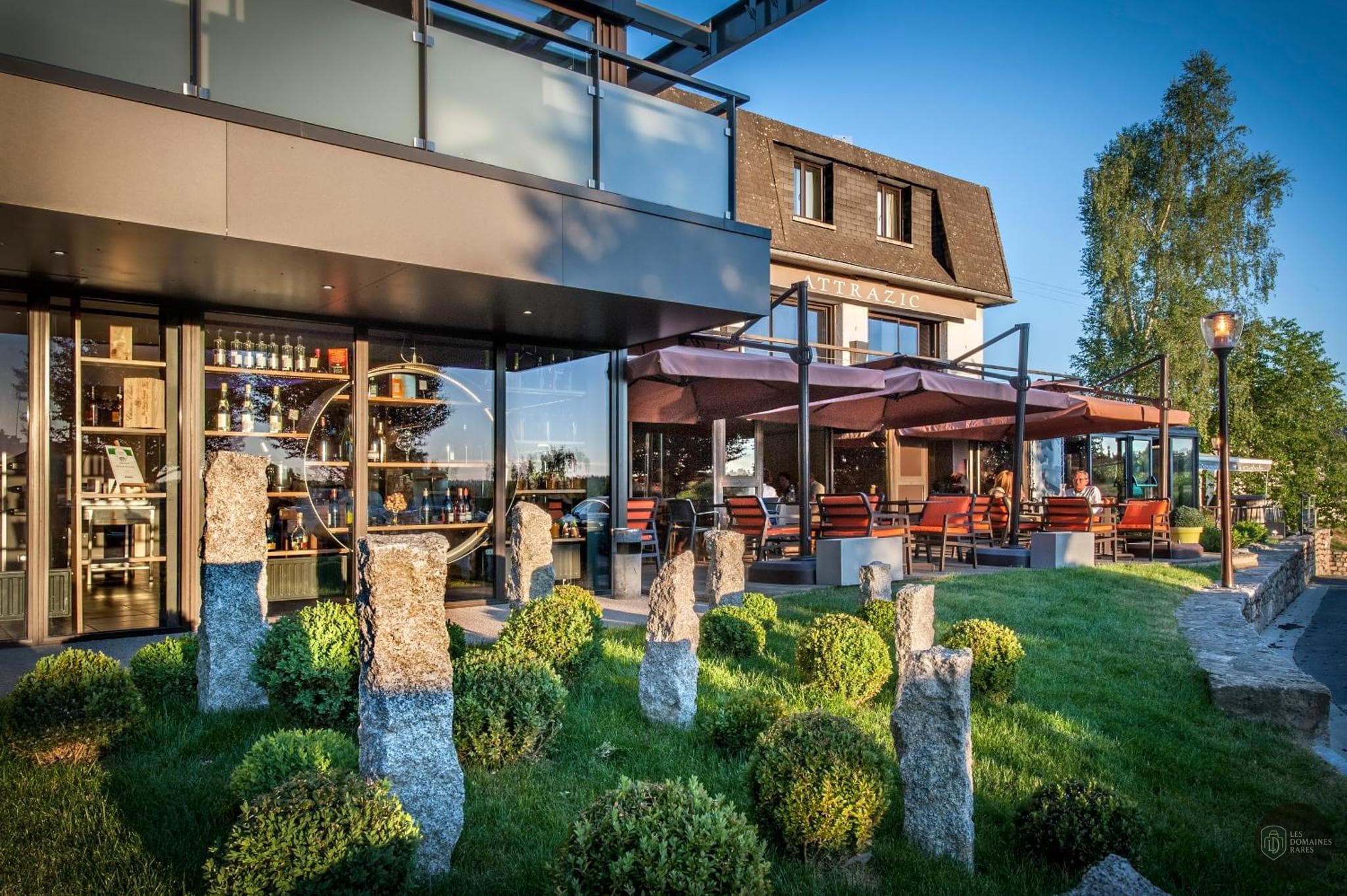 Vue extérieure de l'hôtel Chez Camillou à Fournels en Occitanie