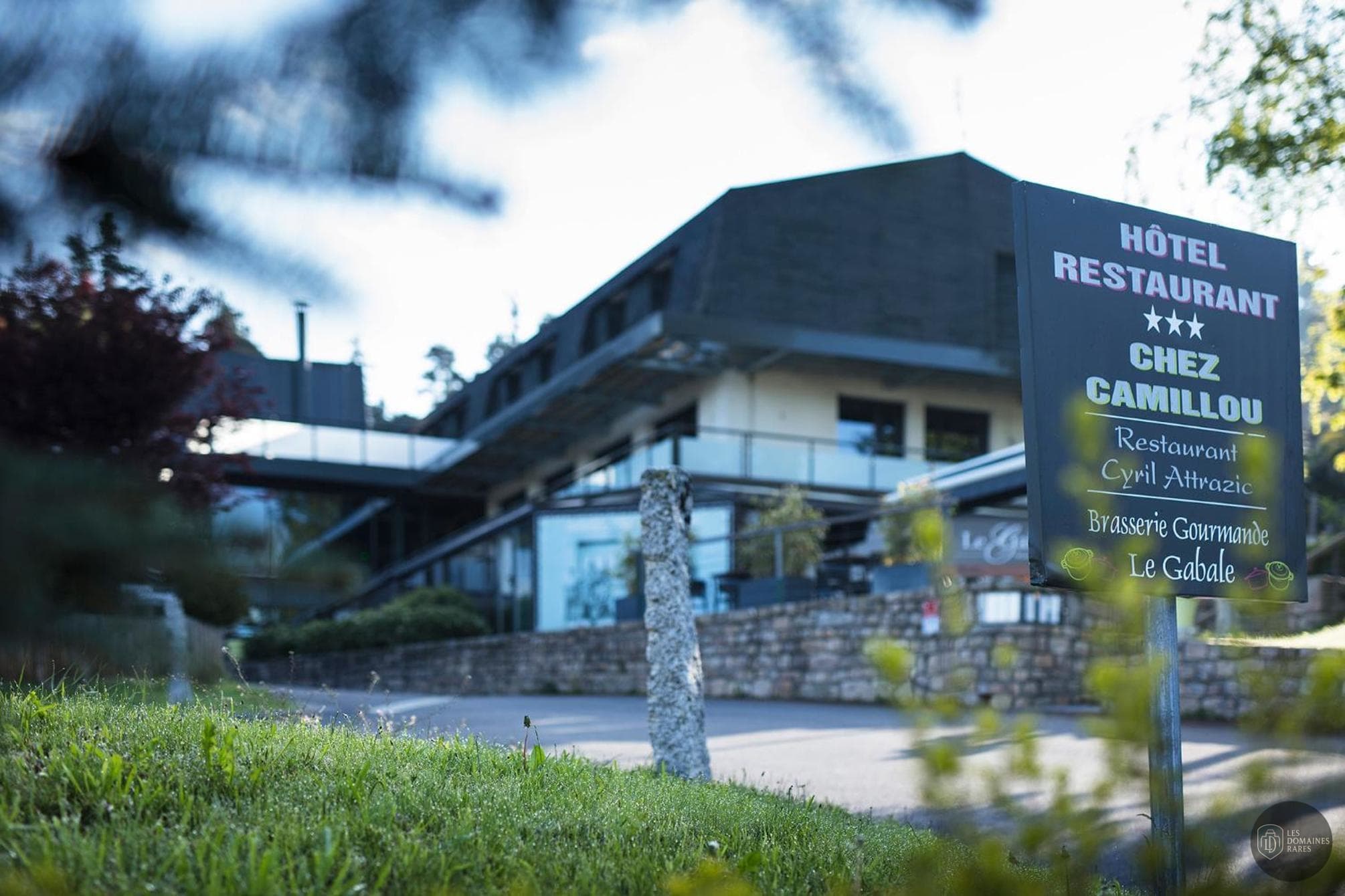 Vue extérieure de l'hôtel Chez Camillou à Fournels en Occitanie