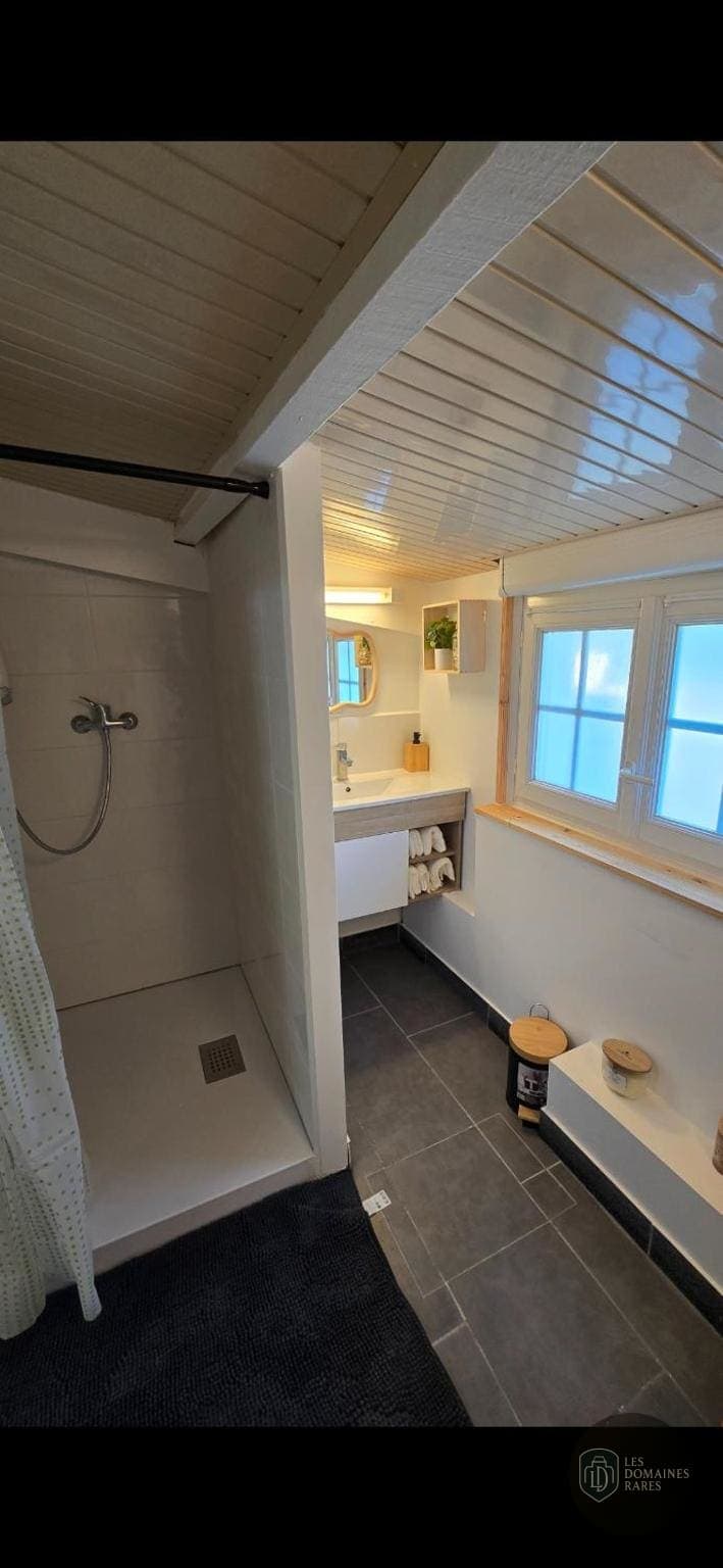 Salle de bain de l'hôtel Chez la Rose à Juliénas en Auvergne-Rhône-Alpes