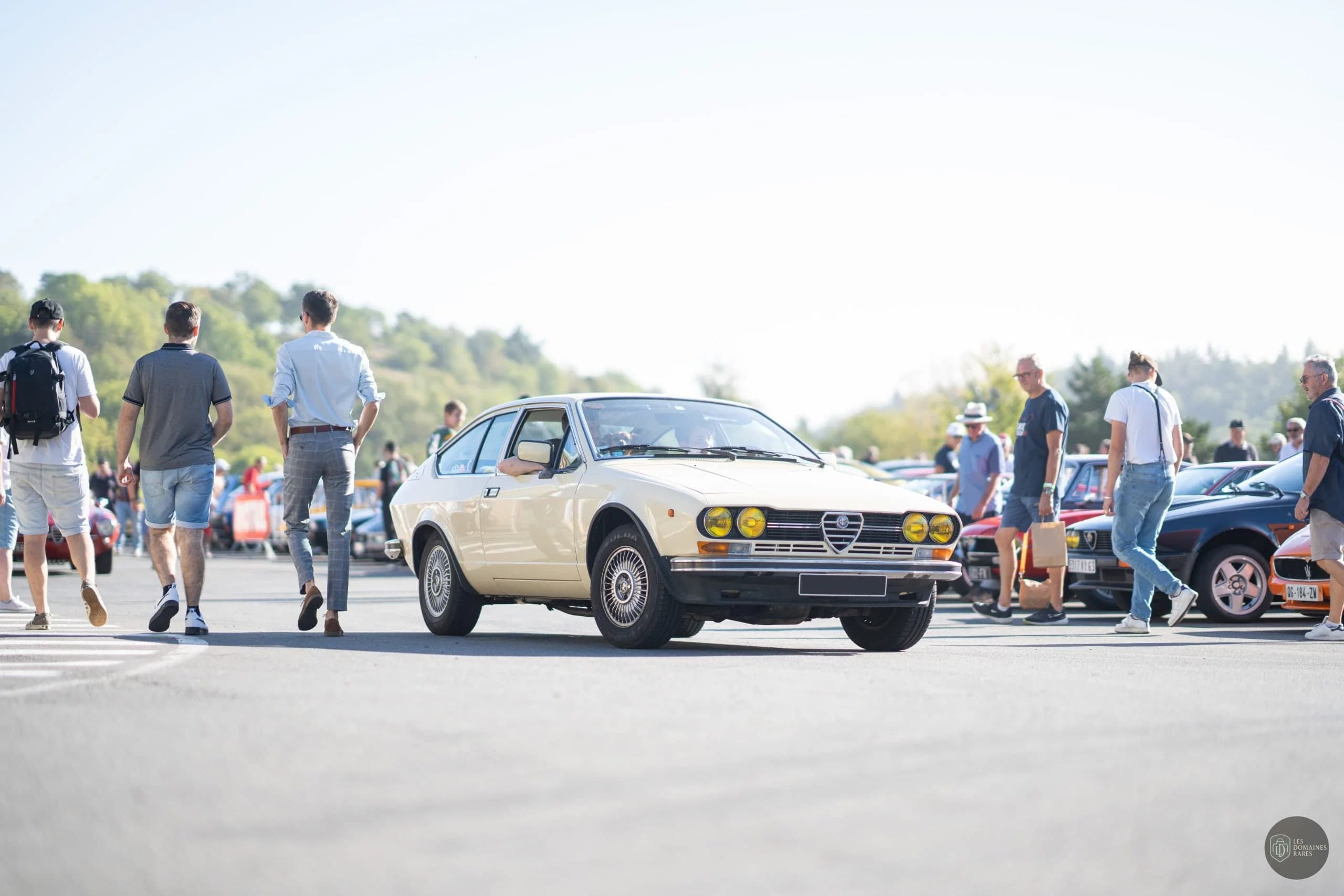 Voitures anciennes sur le parking