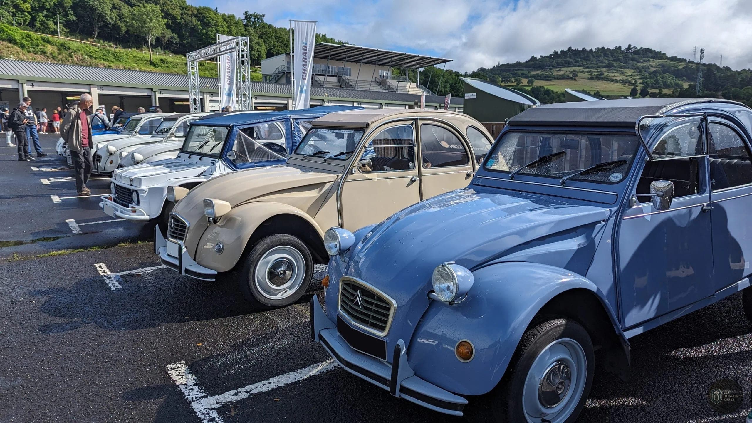 Voitures 2CV sur le parking