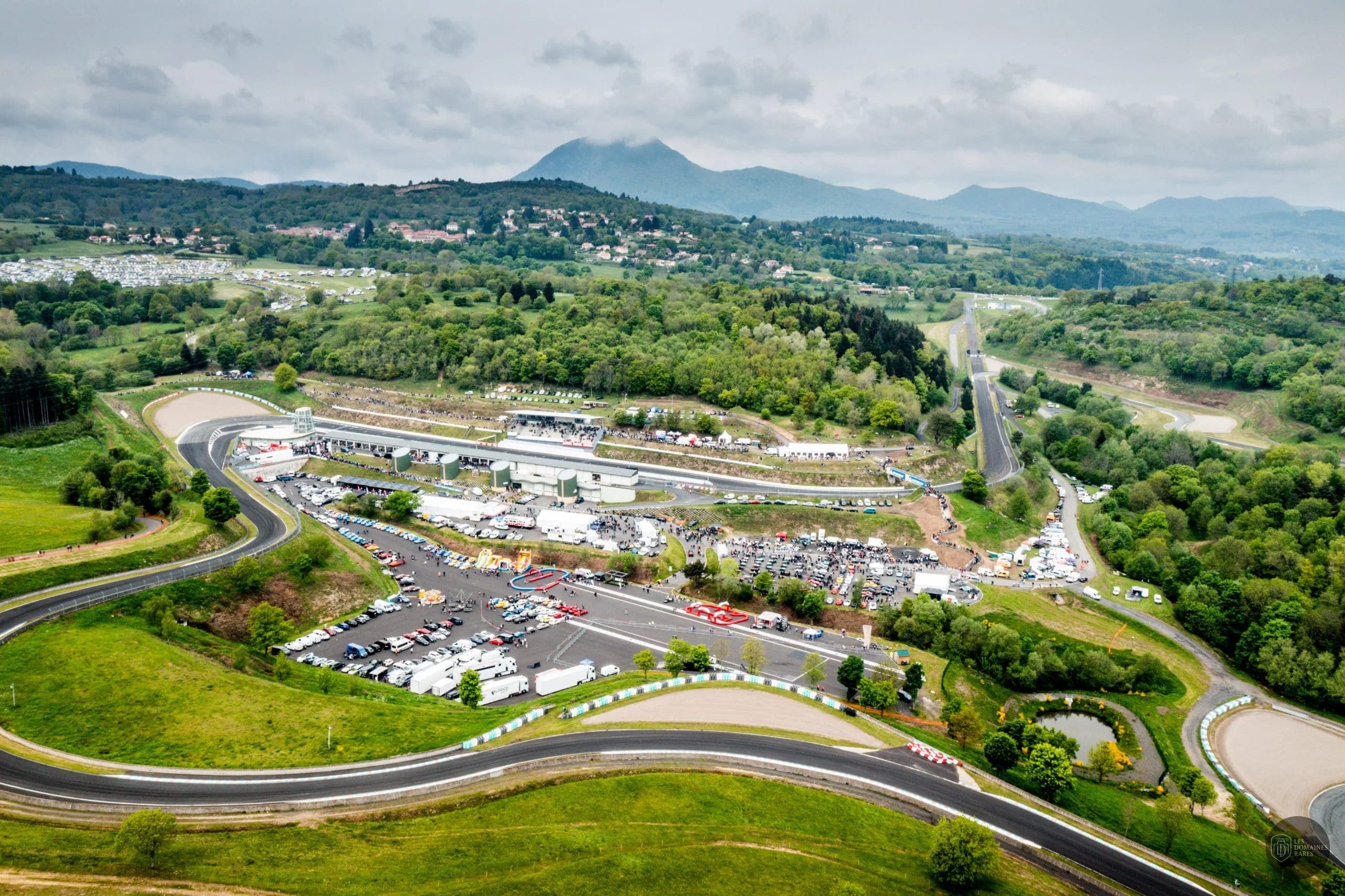 Vue aérienne du circuit et parking
