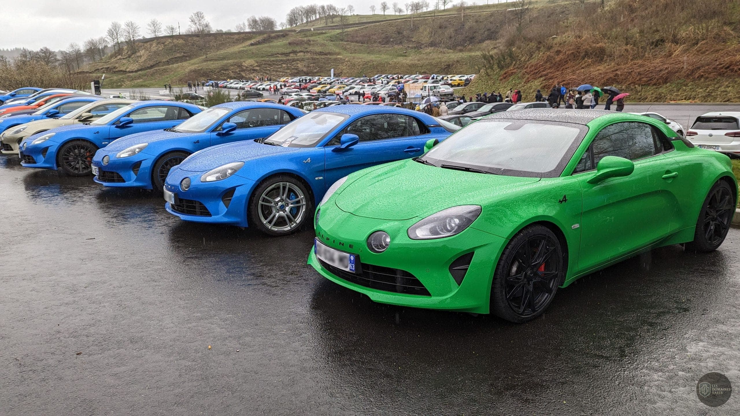 Parking avec des voitures Alpines