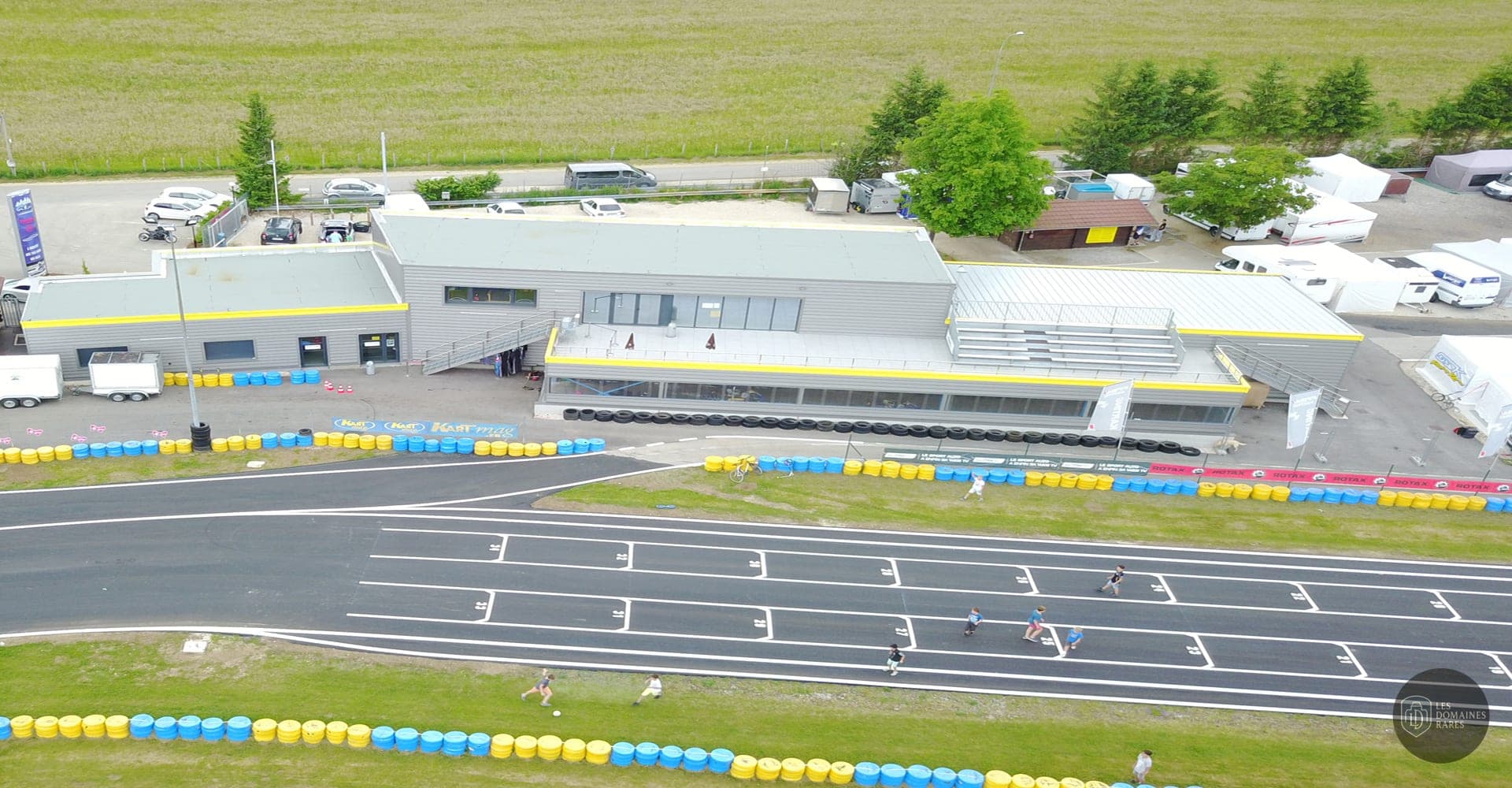 Vue aérienne du circuit et bâtiments