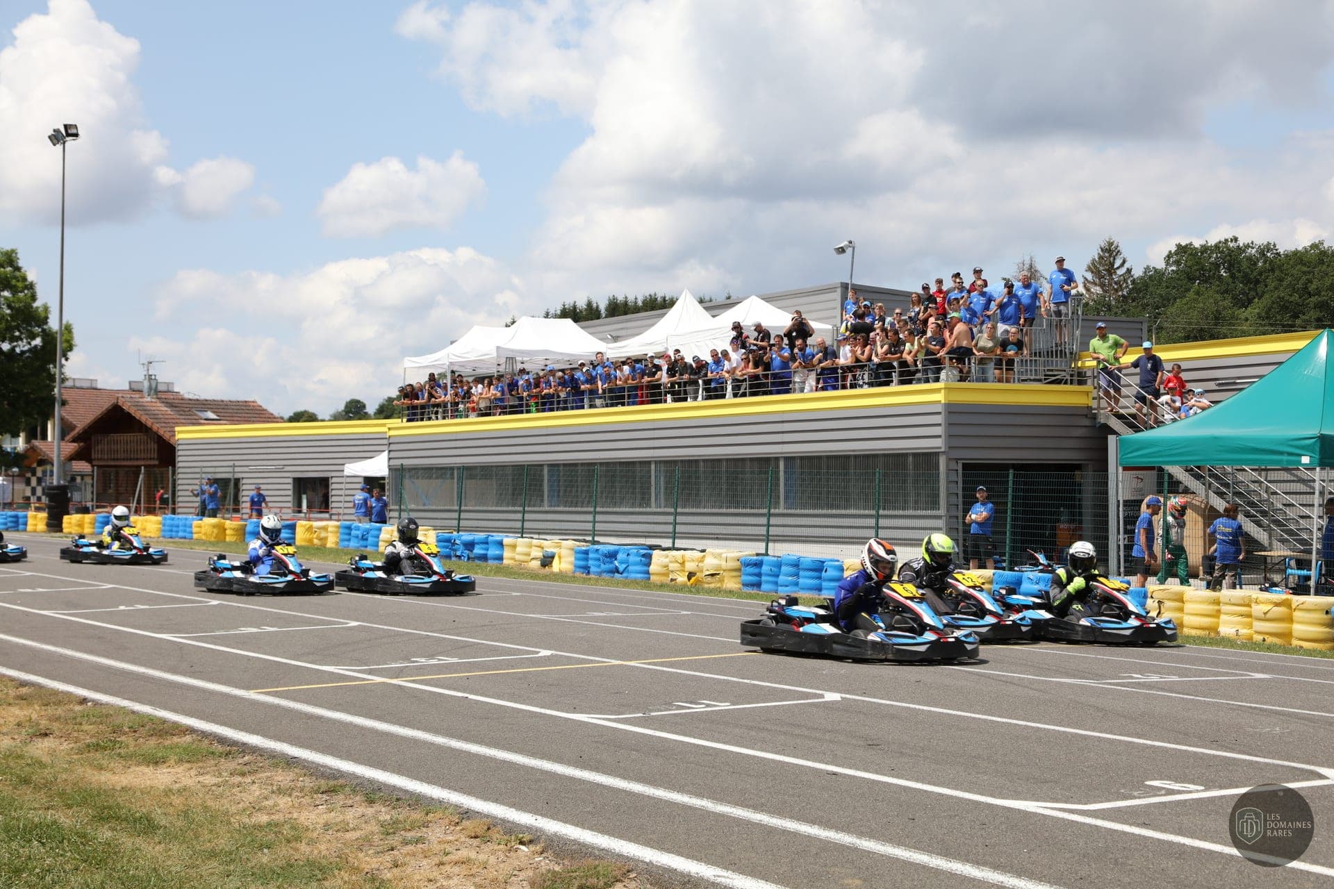 Karting en course, public sur le bâtiment