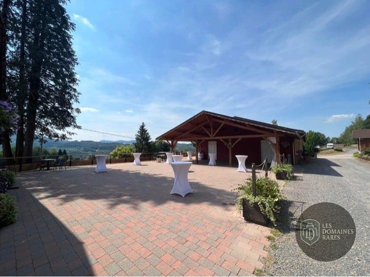 Terrasse extérieure avec tables hautes