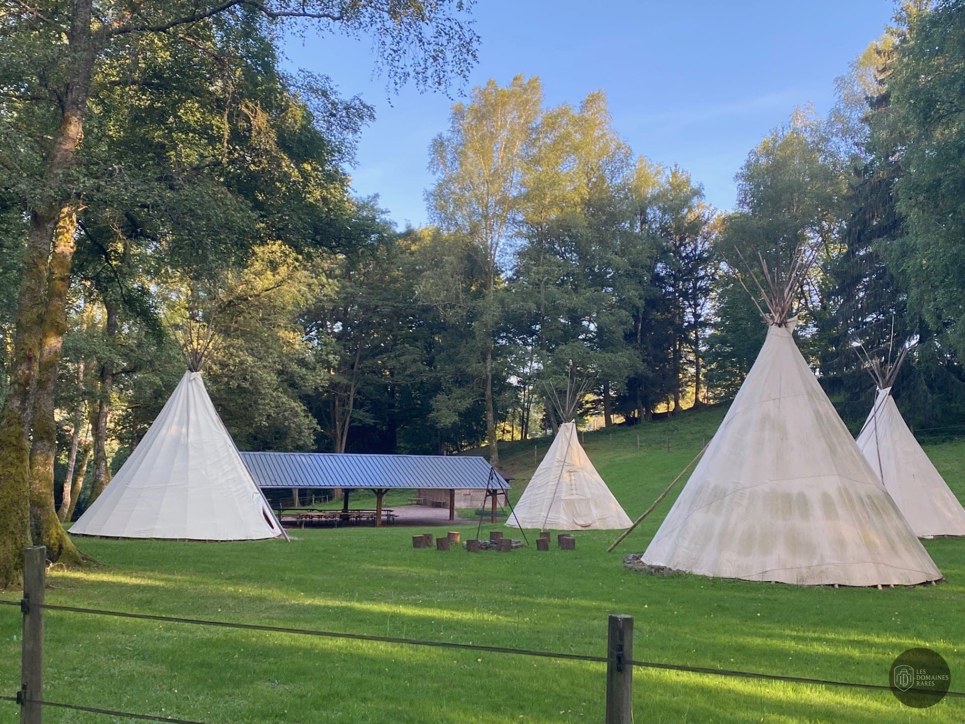Tipi et abri extérieur dans la nature