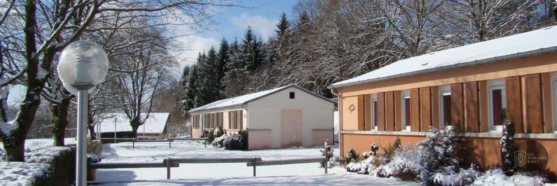 Bâtiments du Clos Malpré sous la neige