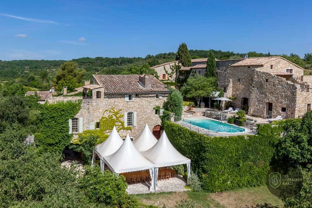 Vue aérienne du domaine avec piscine