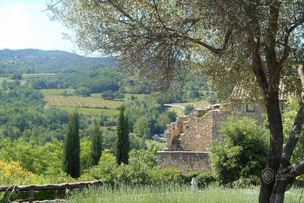 Paysage provençal et bâtiment en pierre