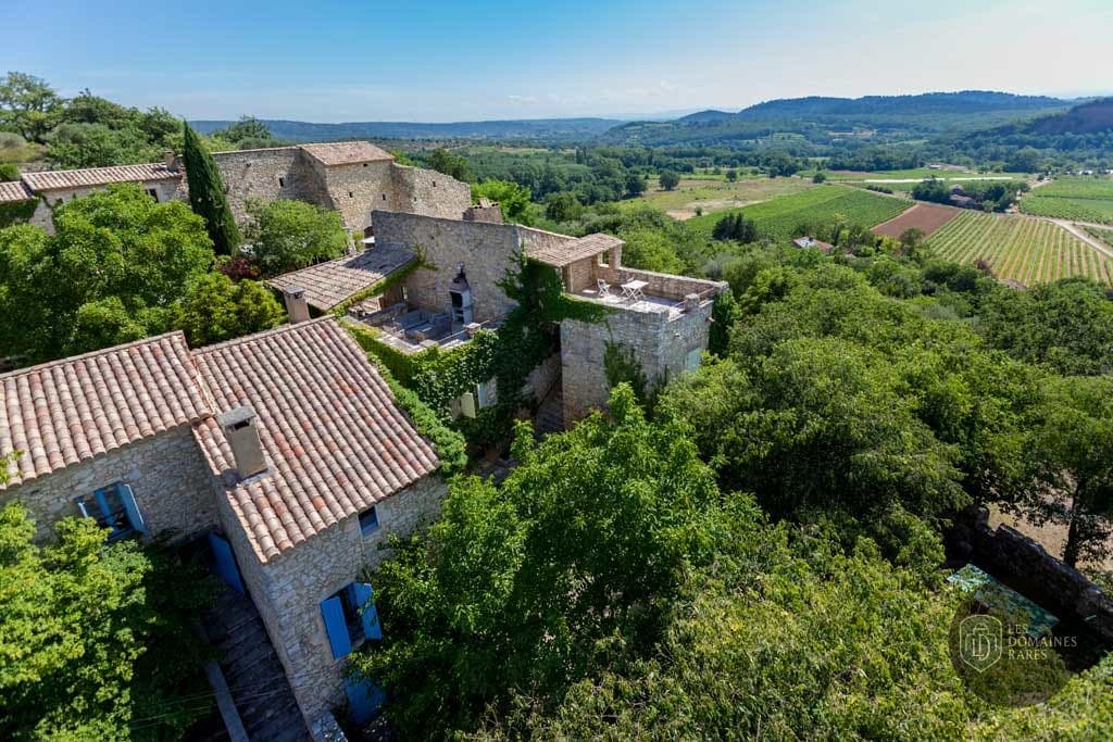 Vue aérienne des bâtiments et paysage
