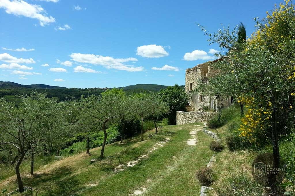 Chemin menant au bâtiment en pierre