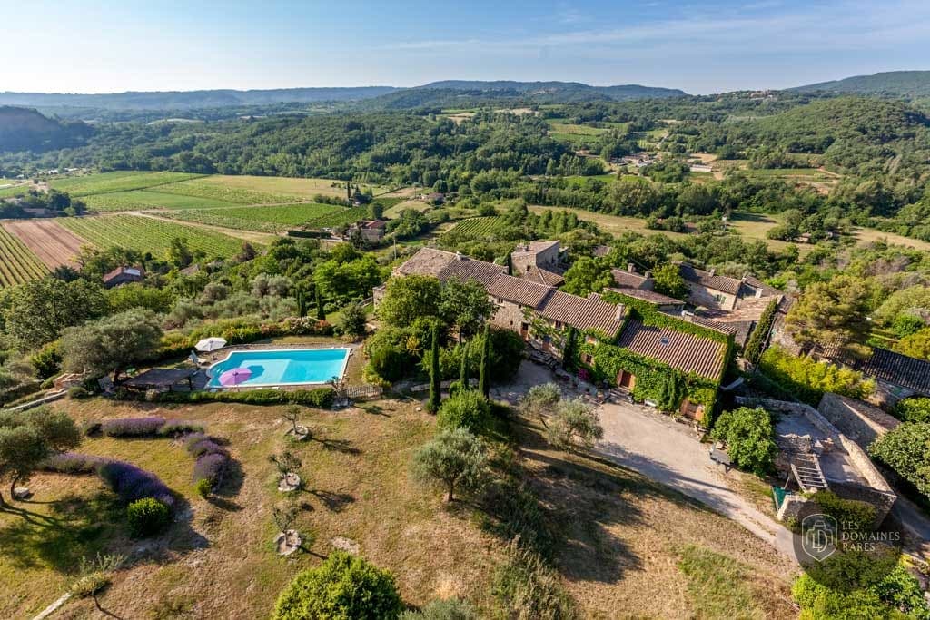 Vue aérienne du domaine et piscine