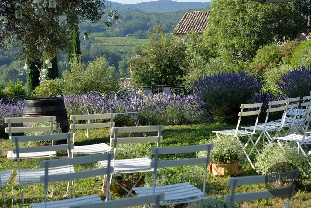 Espace extérieur aménagé pour un mariage