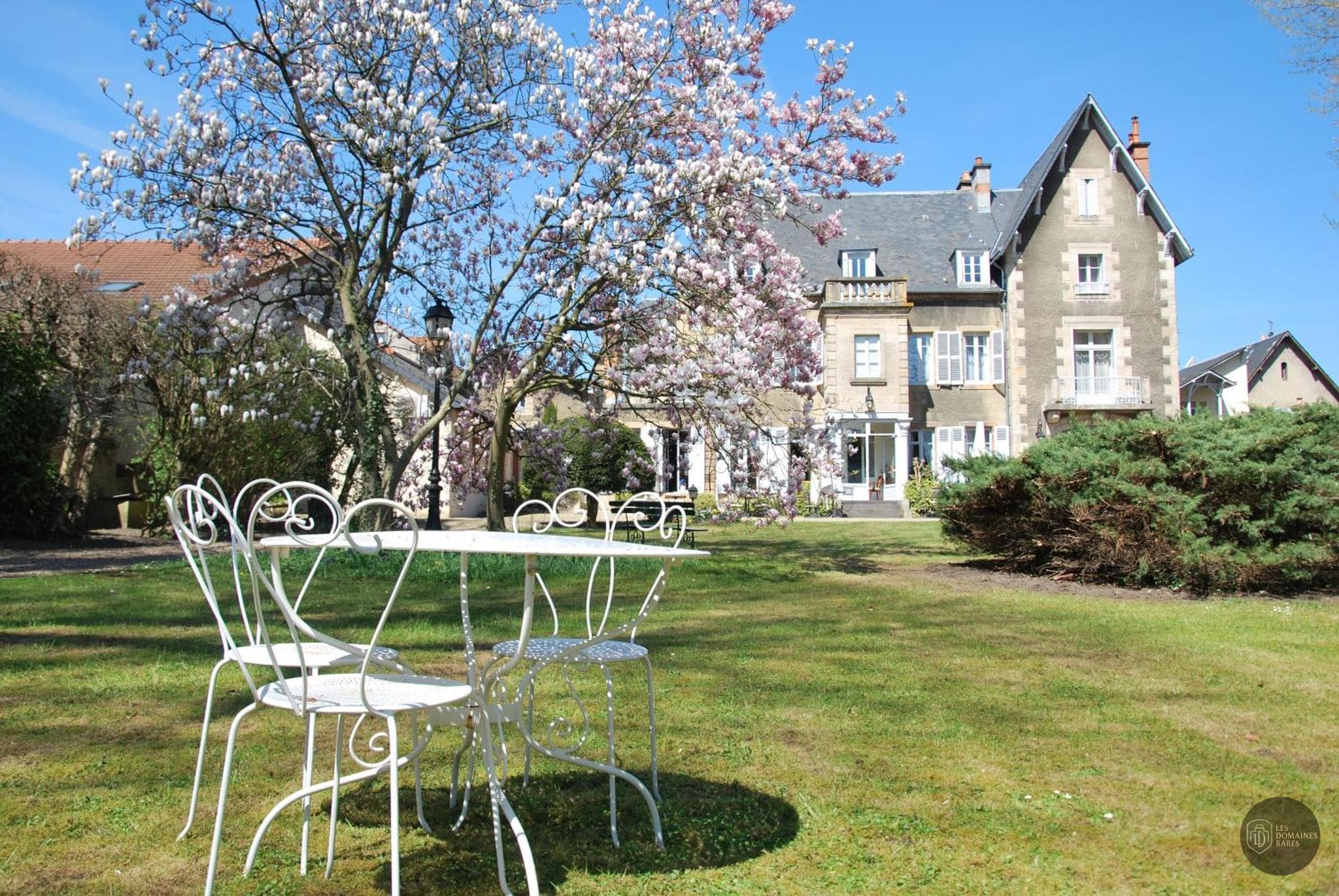 Vue extérieure de l'hôtel Clos de Bourgogne à Moulins en Auvergne-Rhône-Alpes