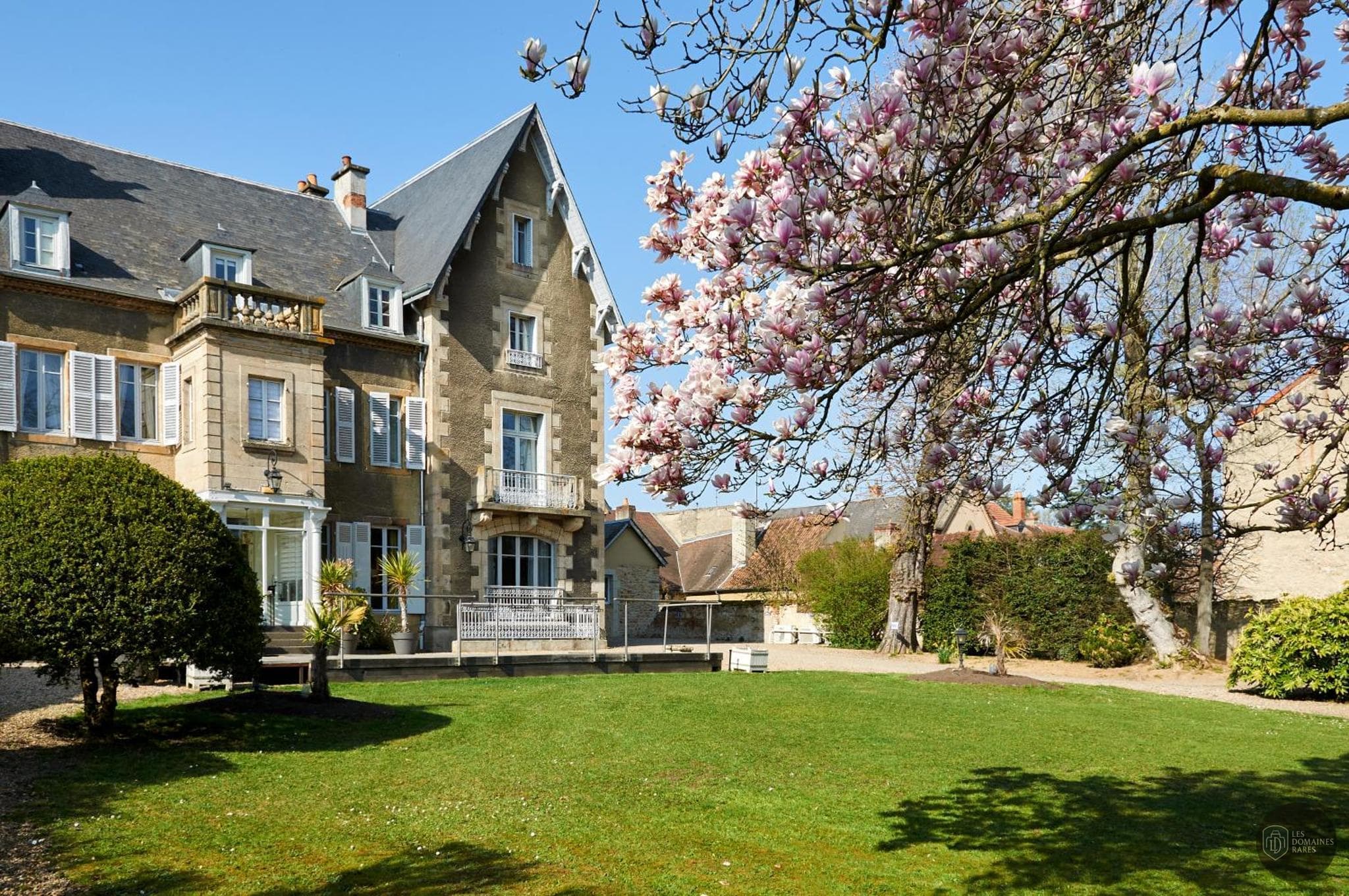Vue extérieure de l'hôtel Clos de Bourgogne à Moulins en Auvergne-Rhône-Alpes