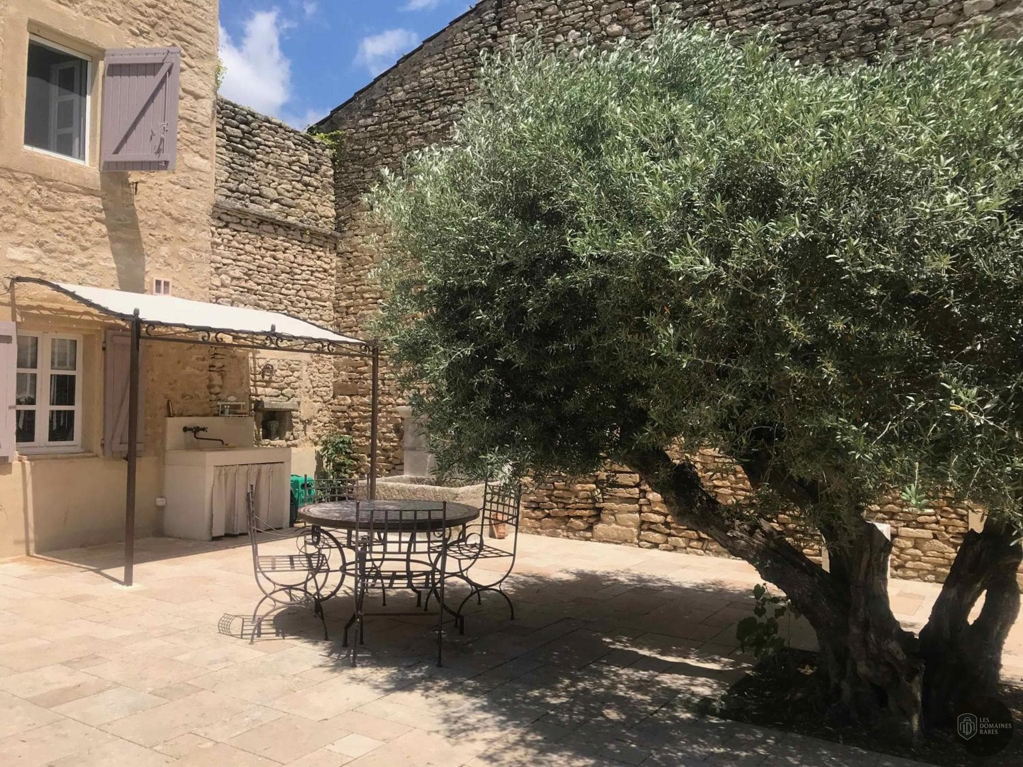 Vue extérieure du domaine Clos de l'Amandaie à Aumelas en Occitanie