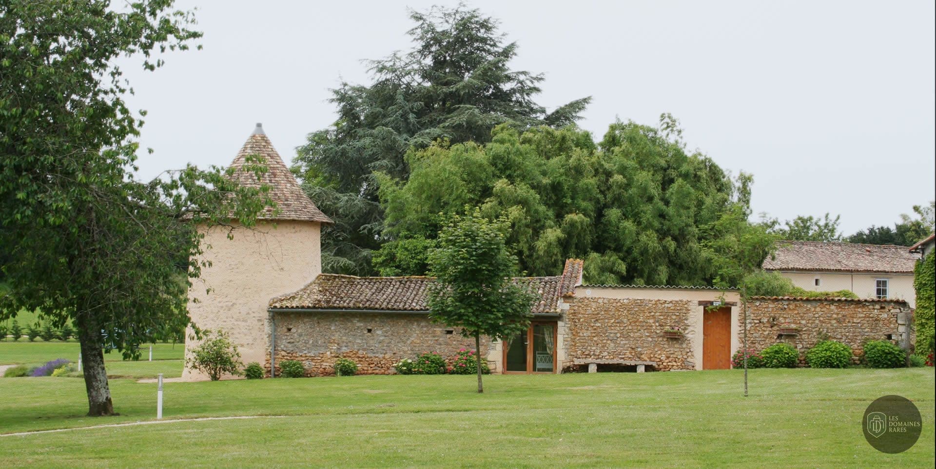 Vue extérieure du lieu Clos de l'Orbrie à Rom en Nouvelle-Aquitaine