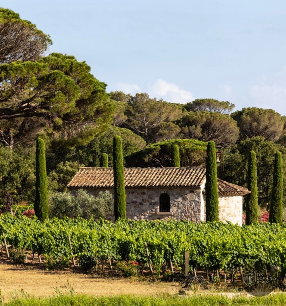 Vue extérieure du domaine Clos des Roses à Fréjus en Provence-Alpes-Côte d'Azur