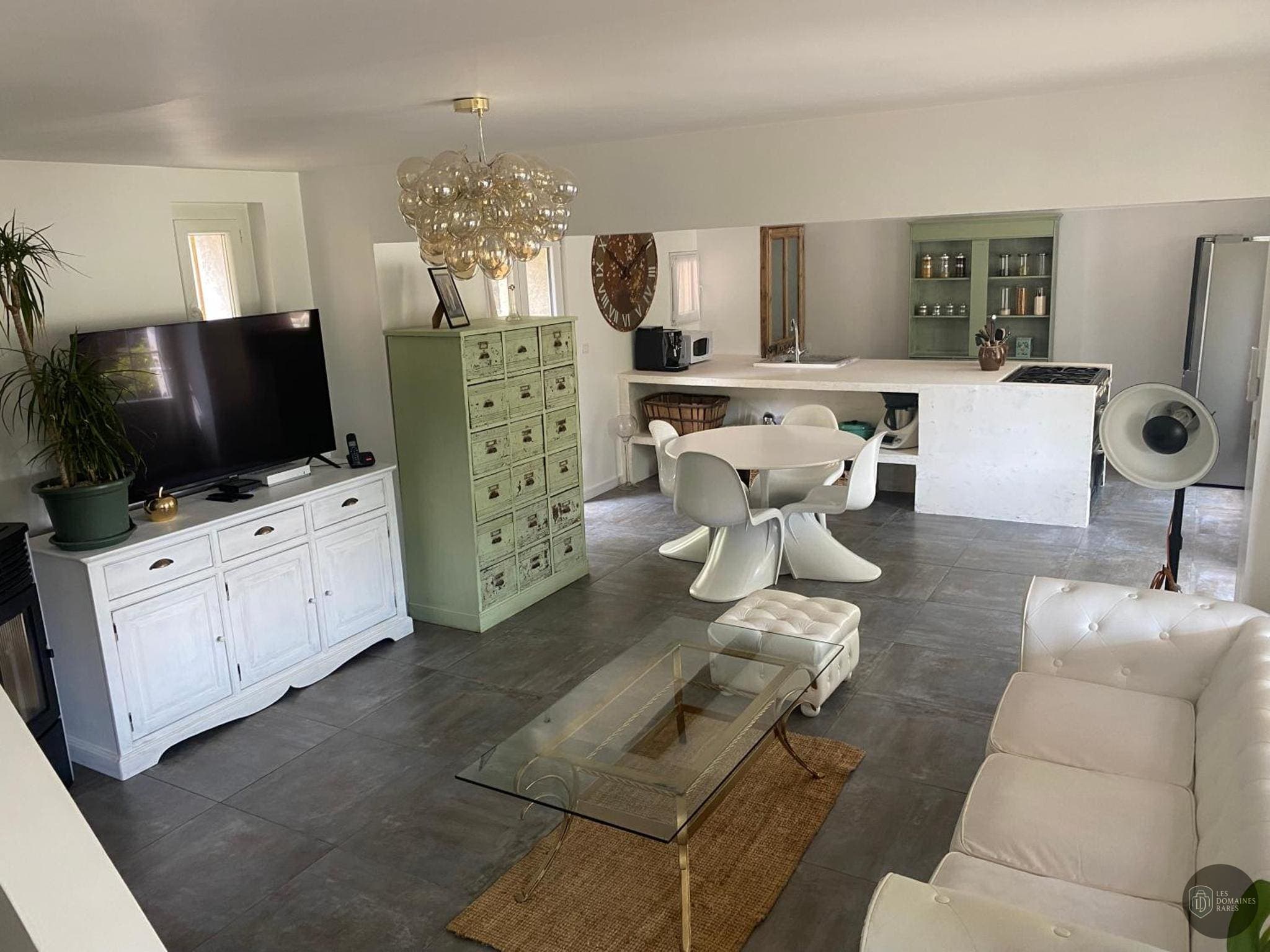 Espace intérieur de l'hôtel Clos des garrigues en Occitanie