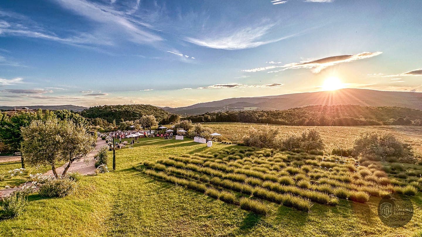 Vue extérieure de la ferme Clos du Tuilier à Oppedette en Provence-Alpes-Côte d'Azur