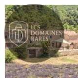 Vue extérieure de la ferme Clos du Tuilier à Oppedette en Provence-Alpes-Côte d'Azur