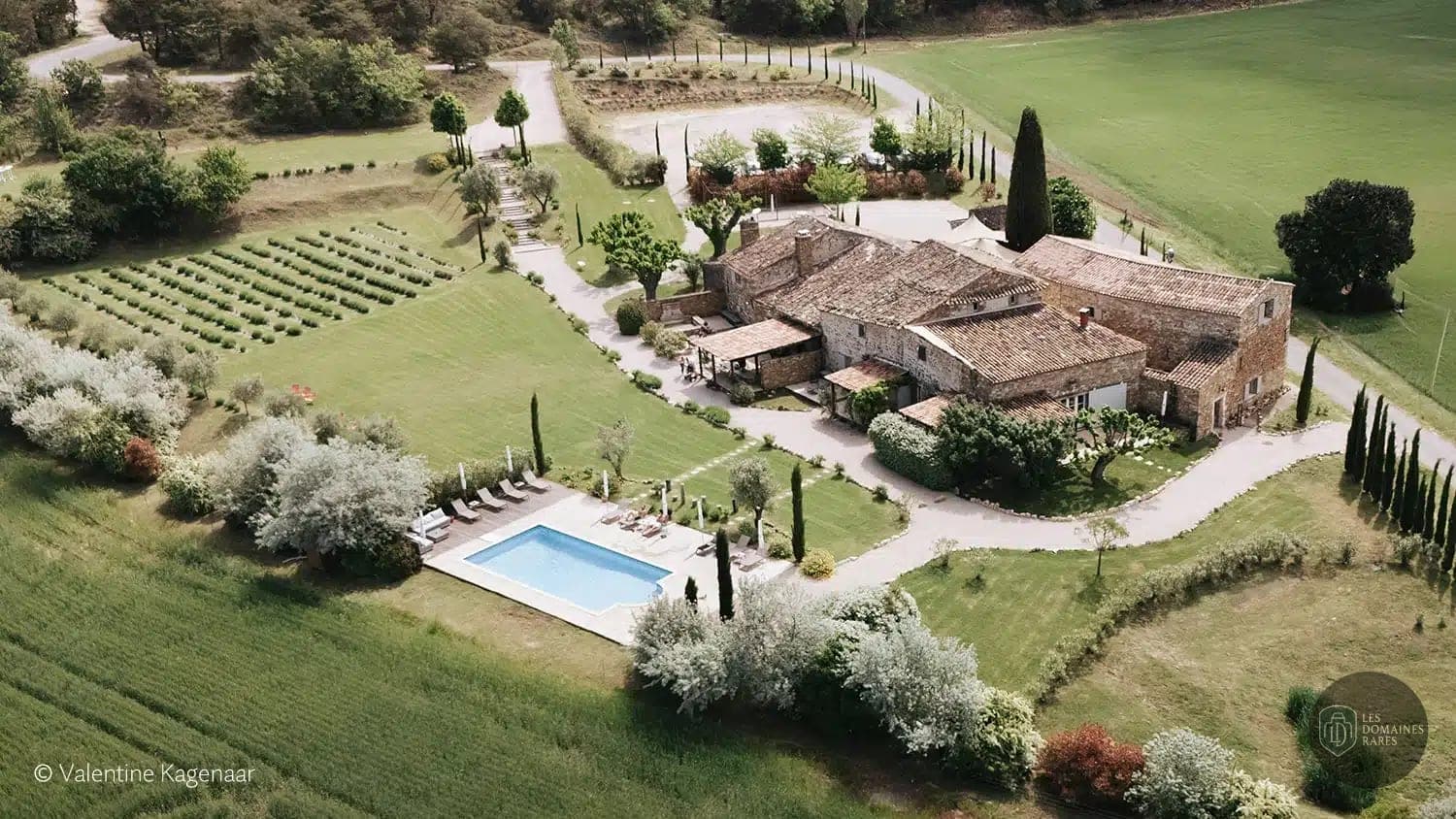 Vue extérieure de la ferme Clos du Tuilier à Oppedette en Provence-Alpes-Côte d'Azur