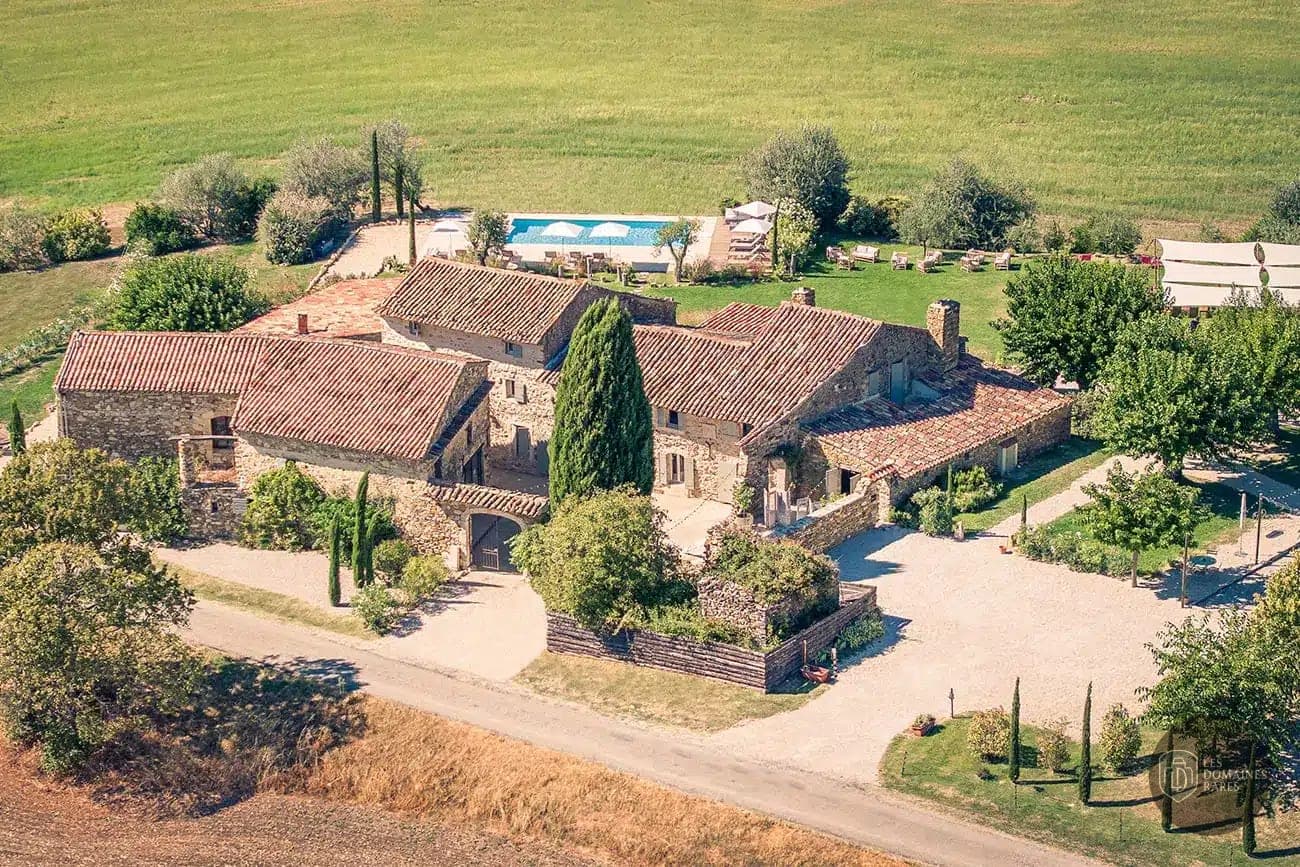 Vue extérieure de la ferme Clos du Tuilier à Oppedette en Provence-Alpes-Côte d'Azur