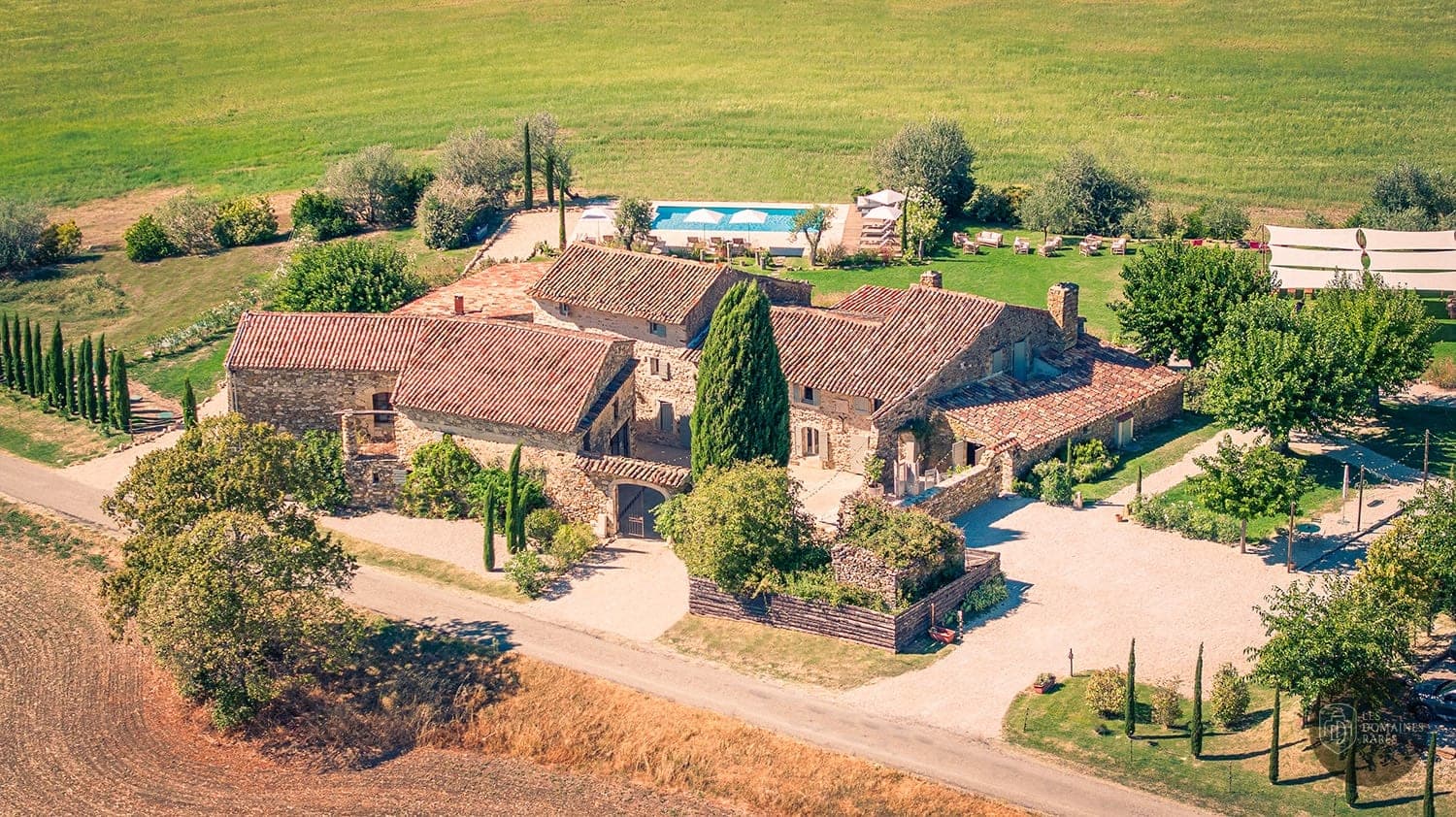 Vue extérieure de la ferme Clos du Tuilier à Oppedette en Provence-Alpes-Côte d'Azur