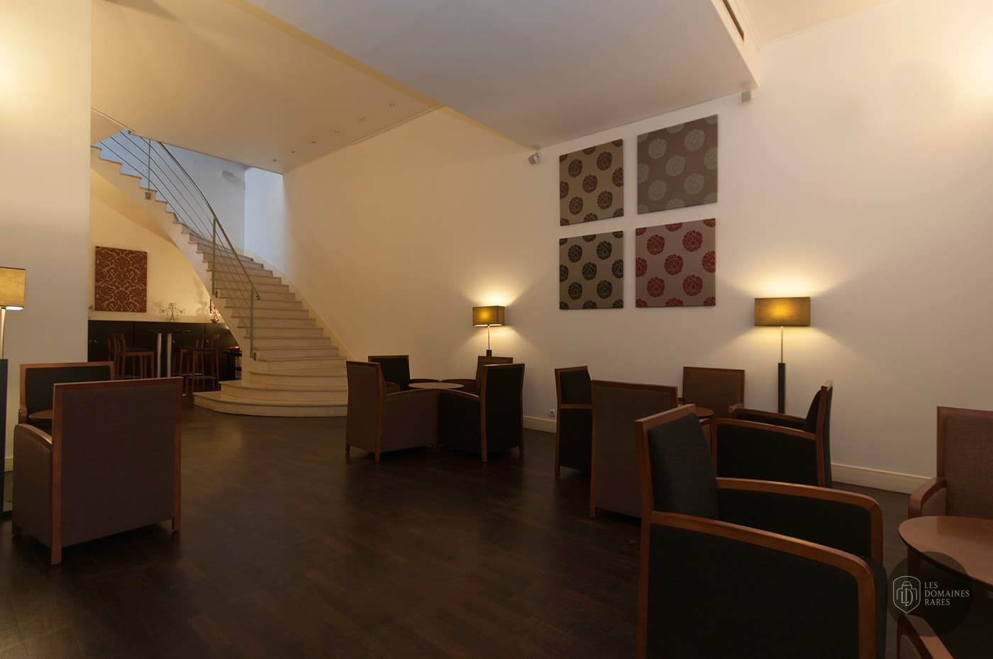 Salon et escalier intérieur