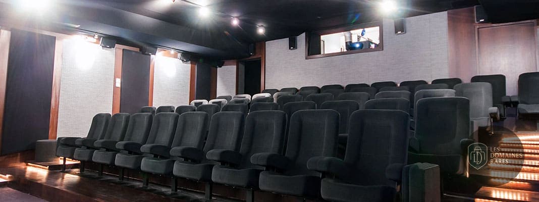 Salle de projection avec gradins
