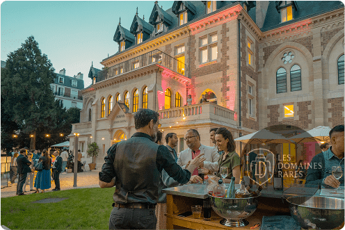 Réception extérieure avec bar et invités