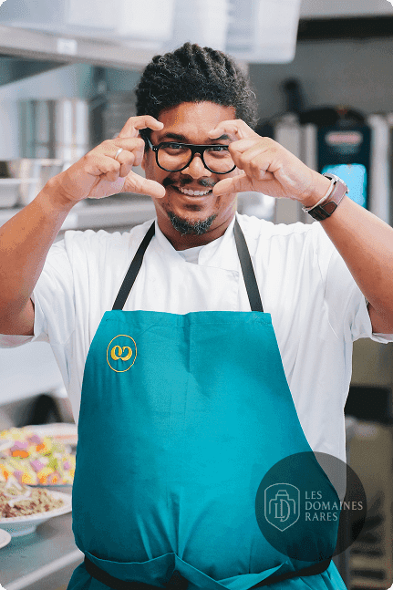 Chef cuisinier souriant en cuisine