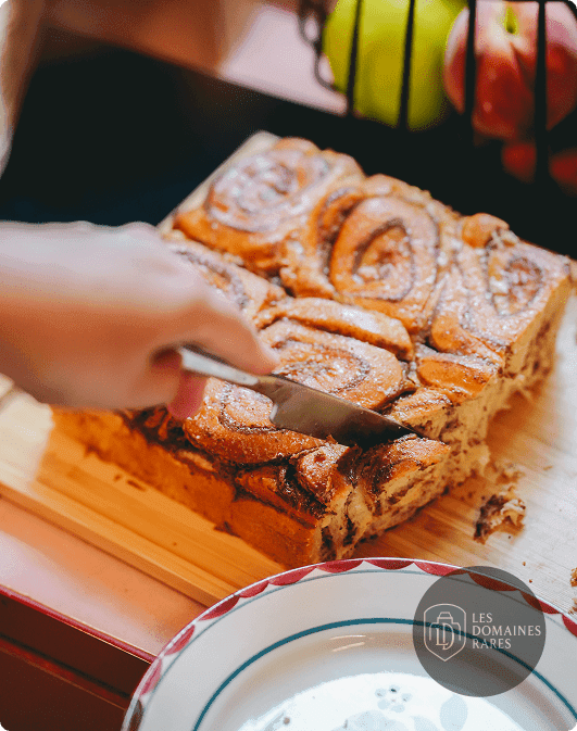 Couteau coupant une brioche