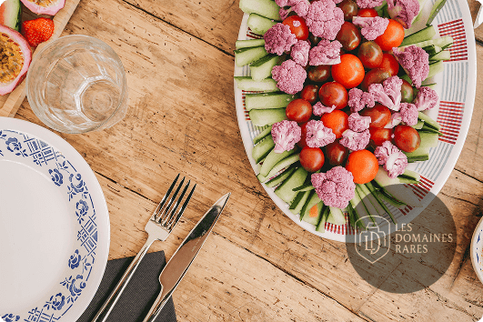 Assiette de crudités sur une table