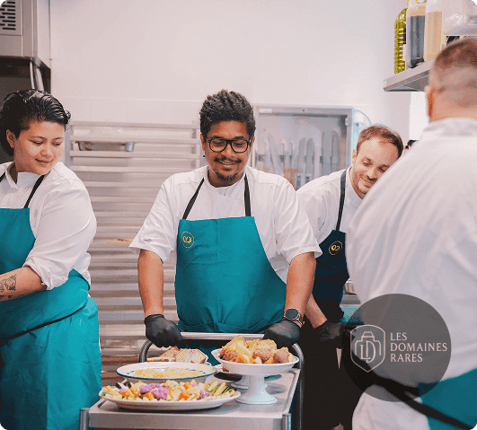 Équipe de cuisine préparant des plats