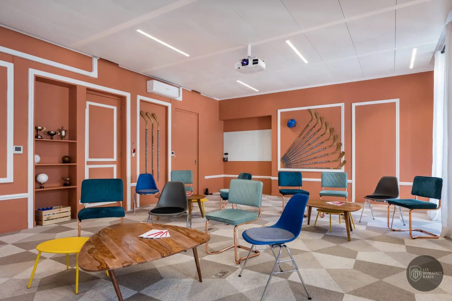 Salle de réunion colorée avec projecteur