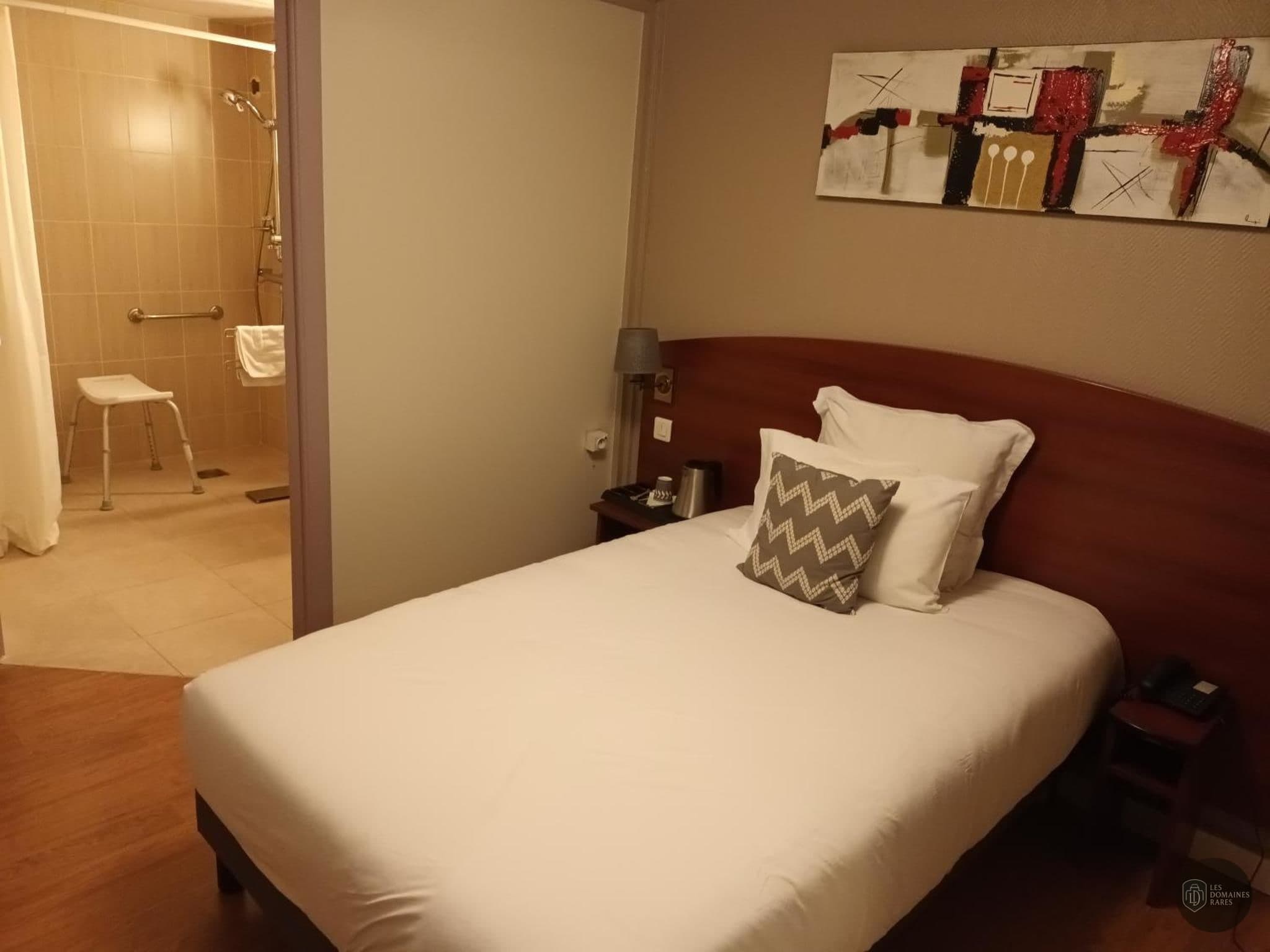 Chambre de l'hôtel Comfort Hotel Cachan à Cachan en Île-de-France - séminaire cachan france coordonnées gps latitude : 48.79570