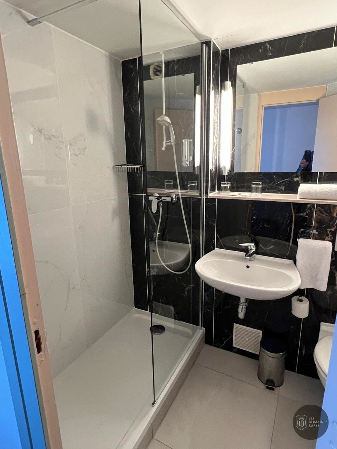 Salle de bain de l'hôtel Comfort Hotel Cachan à Cachan en Île-de-France