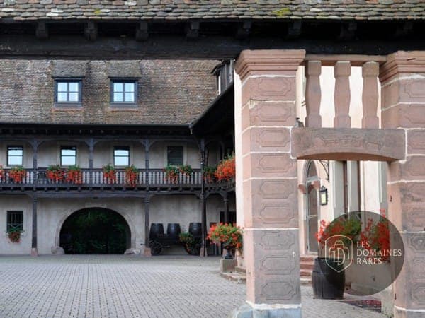Vue extérieure du lieu Cour de Honau à La en Grand Est