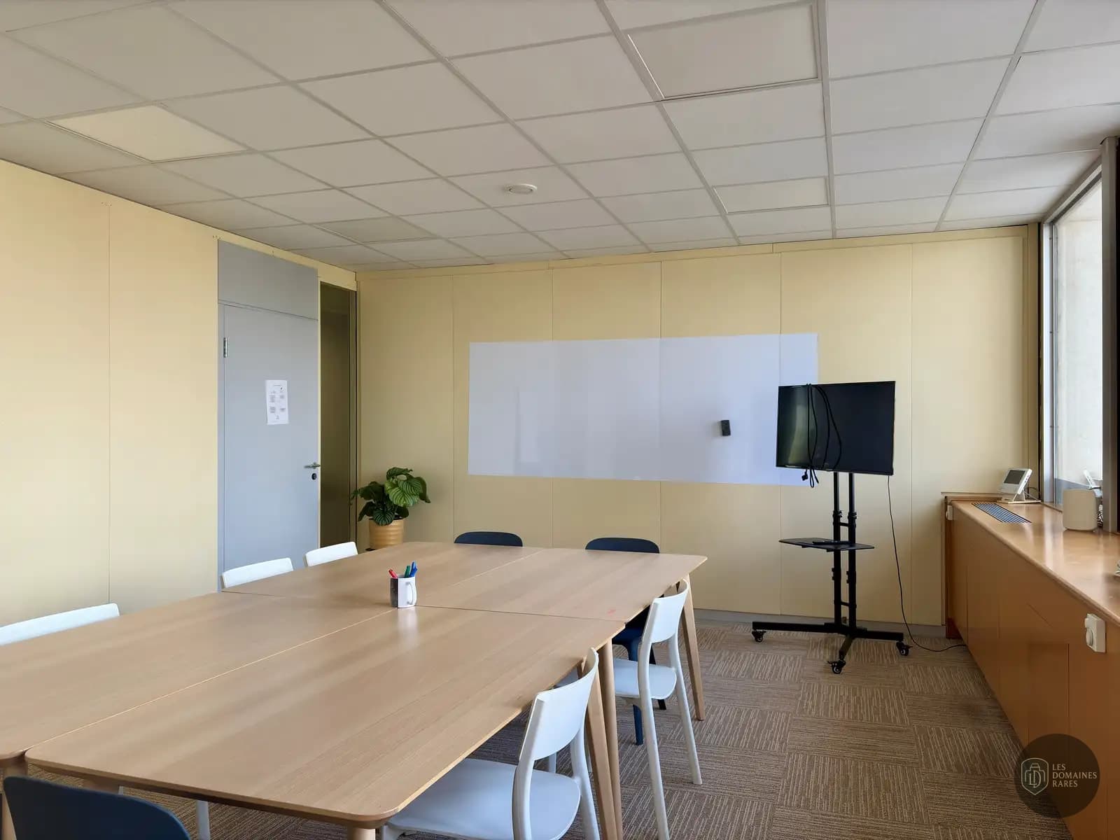 Salle de réunion 2 du lieu Cowork ETC à Saintes en Nouvelle-Aquitaine