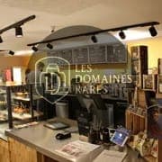 Intérieur d'un café avec comptoir