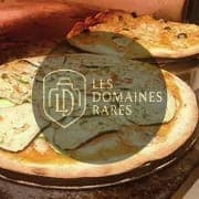 Deux pizzas en préparation