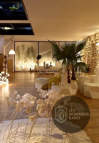 Espace de réception avec décoration végétale