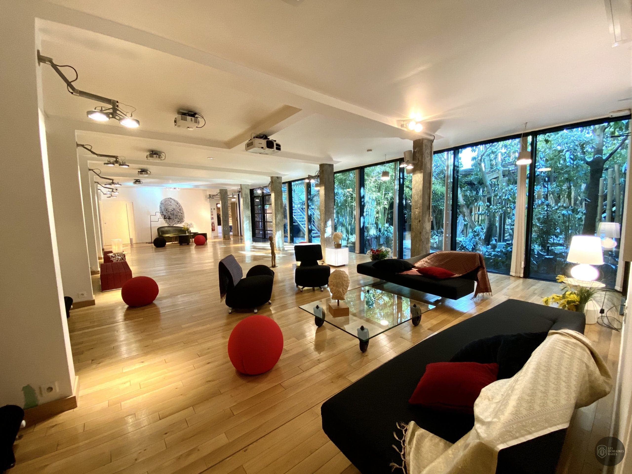 Grand espace avec mobilier design