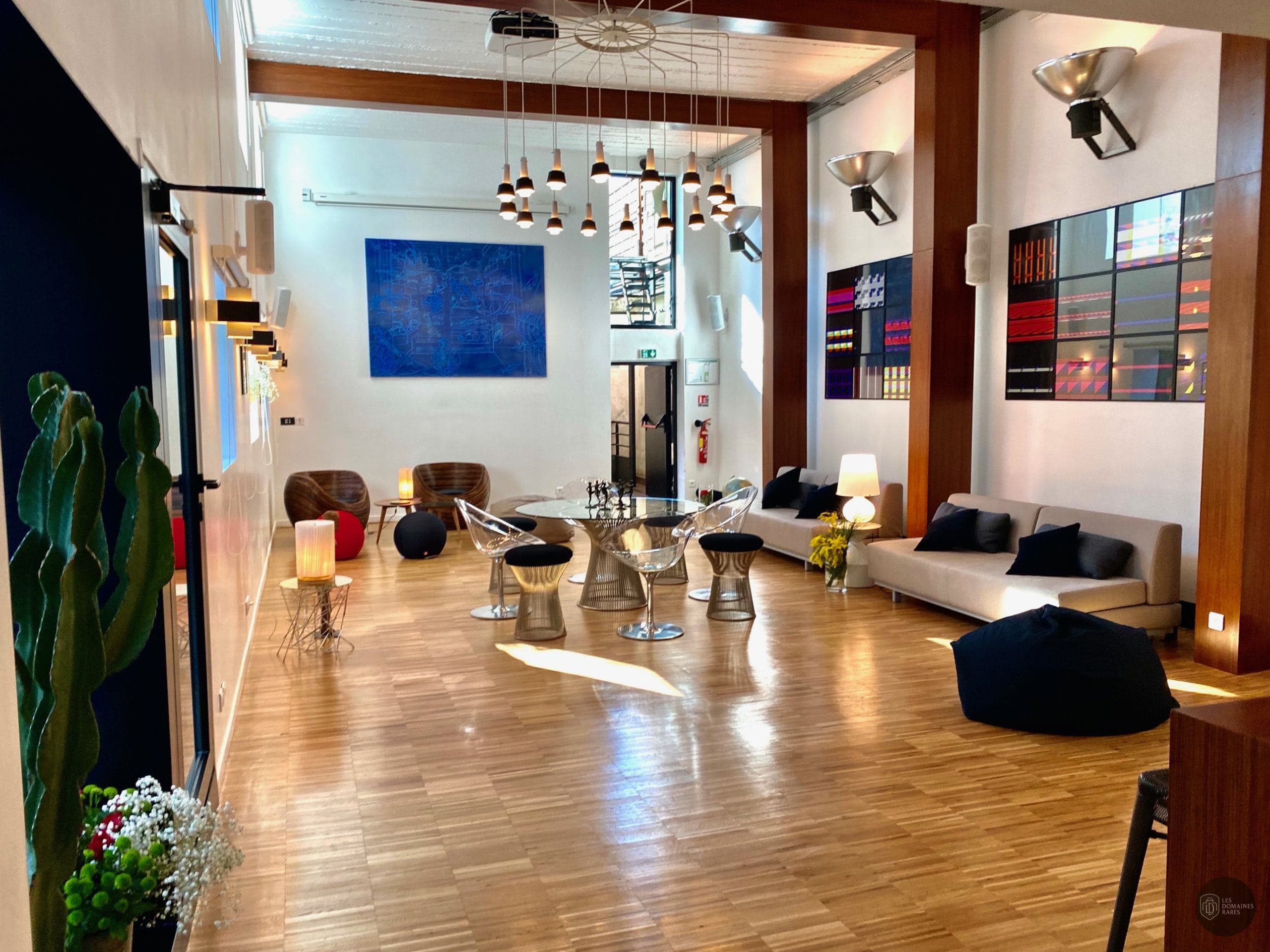 Salon avec canapés et chaises design
