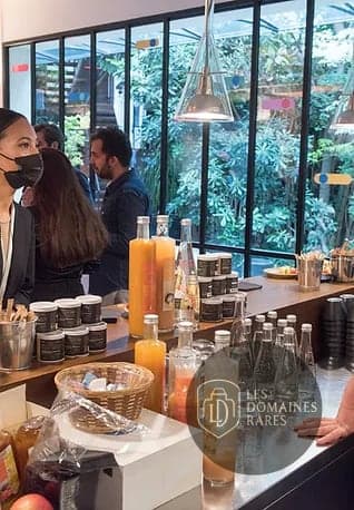 Espace bar avec personnes et boissons