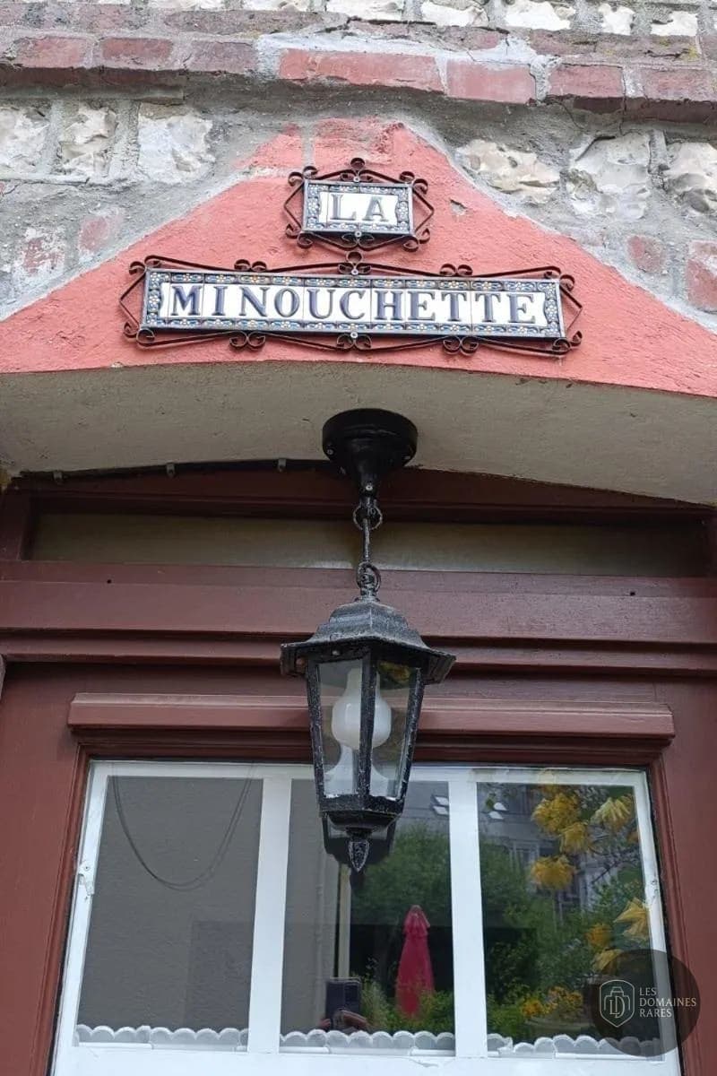 Vue extérieure de l'hôtel Detective Hotel à Etretat en Normandie