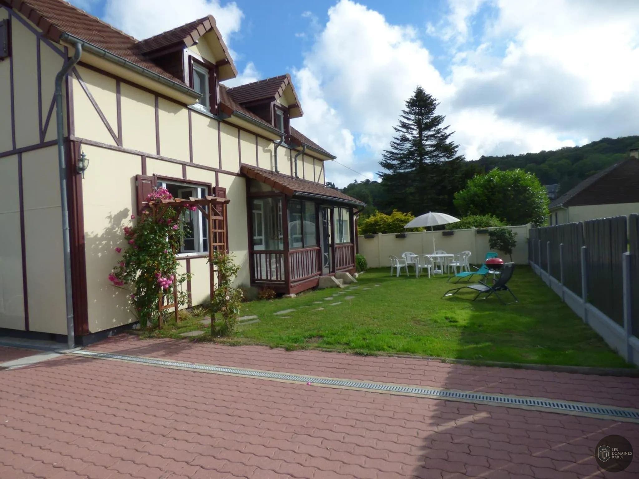 Vue extérieure de l'hôtel Detective Hotel à Etretat en Normandie