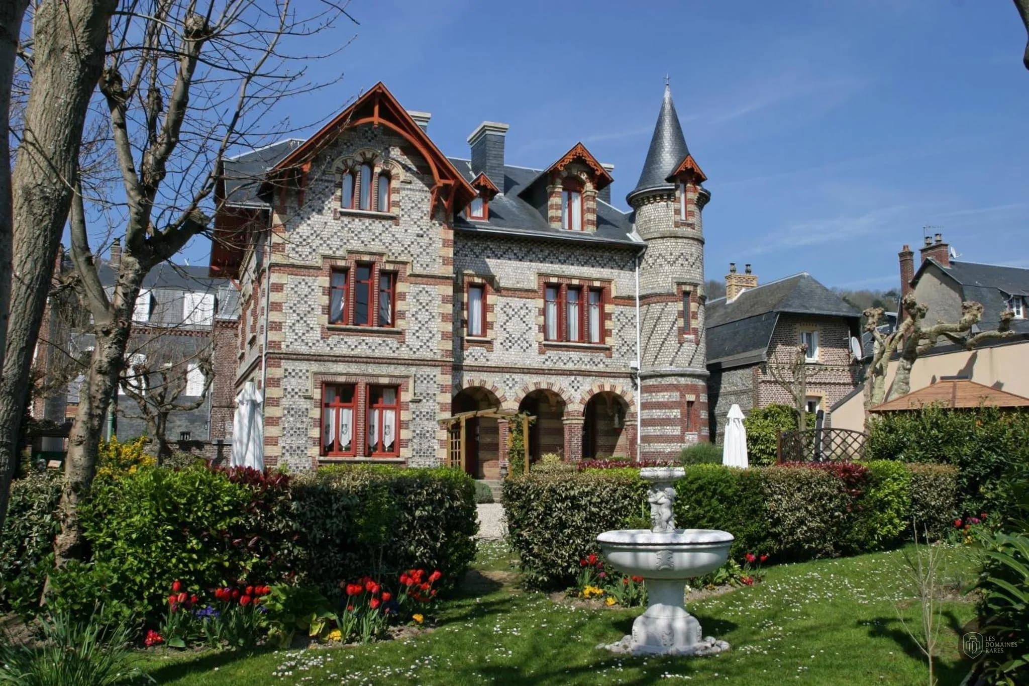 Vue extérieure de l'hôtel Detective Hotel à Etretat en Normandie